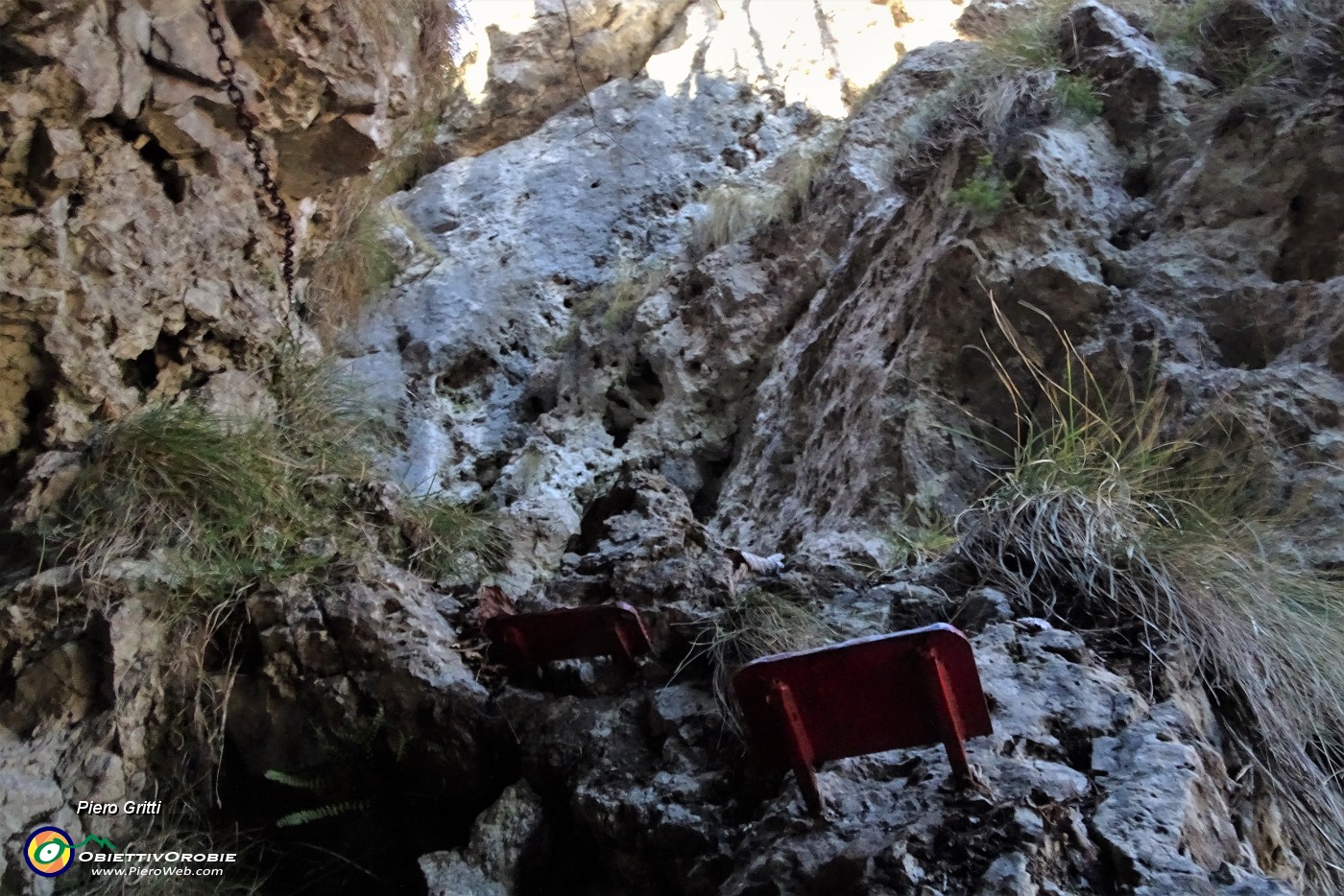 47 Appoggi per faciltare la ripida salita su roccette.JPG